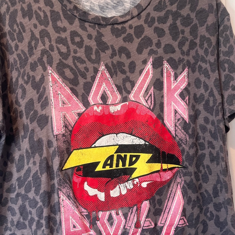 Rock and Roll Kiss Lips Gray and Red Short Sleeve Tee Graphic Design - Small - Picture 2 of 5